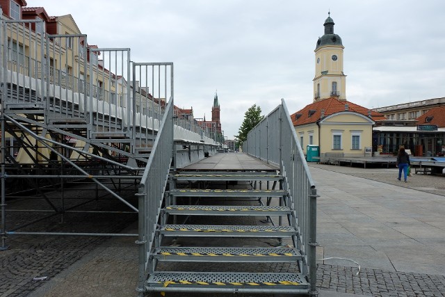 W czwartek w centrum Białegostoku pojawiły się metalowe konstrukcje w pobliżu białostockiego ratusza