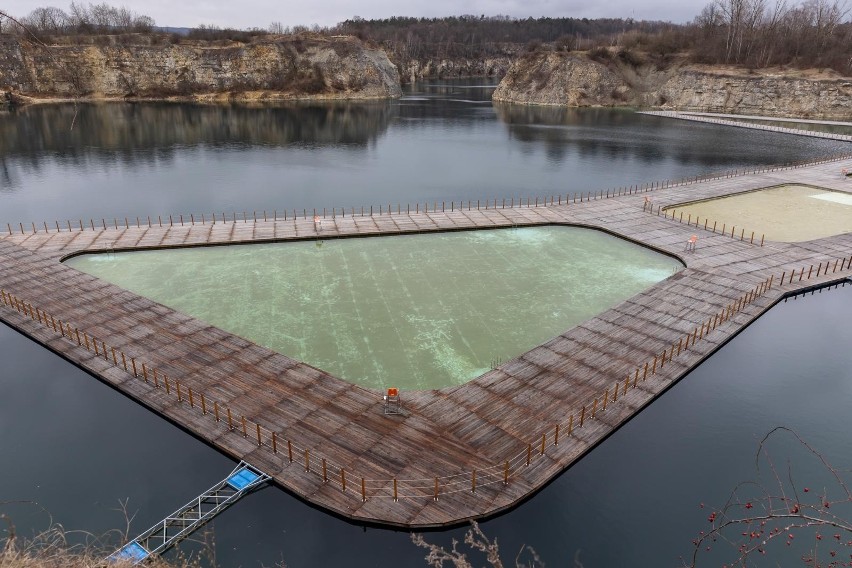 Kraków szykuje się do otwarcia Zakrzówka. Tak ma funkcjonować nowe kąpielisko. Na baseny wejdzie ograniczona liczba osób ZDJĘCIA