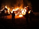 Ogromny pożar słomy. Zagrożone było pole kukurydzy. Z płomieniami przez całą noc walczyło kilka jednostek straży pożarnej