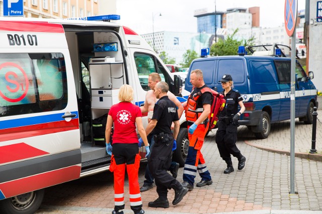 Zespoły ratownictwa medycznego często muszą radzić sobie z agresywnymi pacjentami.