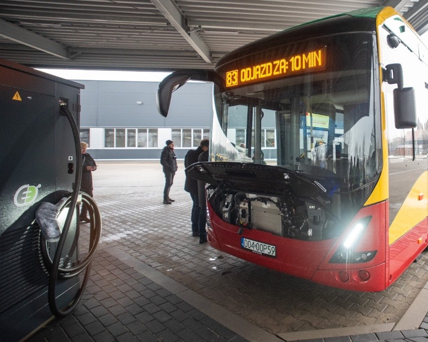 Łódź: Pierwszy elektryczny autobus MPK przyjechał na Limanowskiego. Wkrótce będzie ich 17