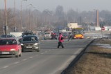Łódź: Nowy asfalt na Dąbrowskiego nadaje się do naprawy już po kilku miesiącach