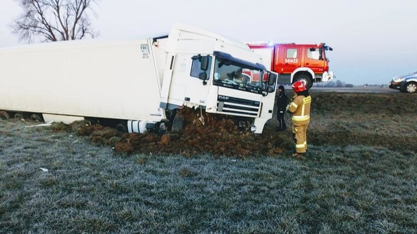 Gniazdowo. Wypadek na drodze wojewódzkiej nr 677. Ciężarówka wpadła do rowu. Ranny kierowca [ZDJĘCIA]