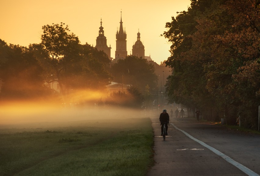 Sierpniowe mgły na krakowskich Błoniach zapowiadają nadchodzącą jesień? Centrum miasta, a klimat jak na błogiej, mazurskiej wsi!