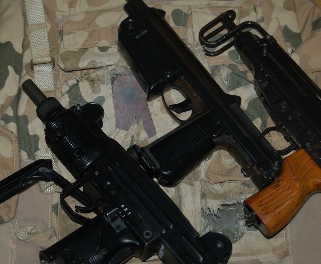 Na zdjęciu: 9 mm pistolet maszynowy mini uzi, 9 mm pistolet maszynowy PM63 Rak,7,65 mm pistolet maszynowy vz. 61 Skorpion