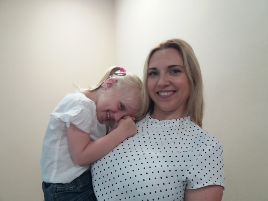 4-letnia Emilka ma wszczepiony implant od 2 lat.