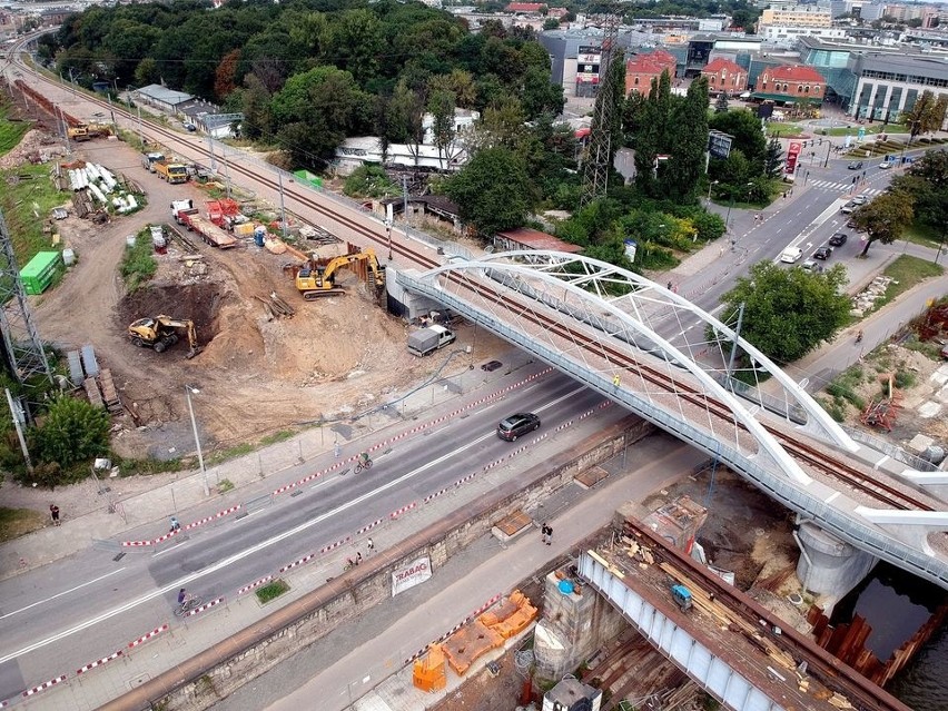 Kraków. Kolejarze rozebrali... nową stację. Demontują też most