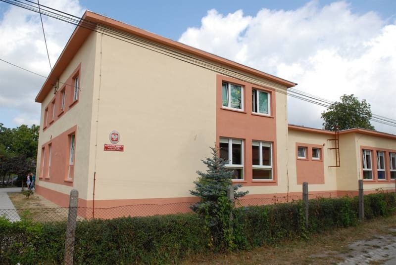 Nowa hala i odnowiona szkola w Miedzylesiu