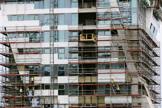 Koniunktura sprzedażowa pierwotnego rynku mieszkaniowego cofnęła się do okolic roku 2014 czyli początków niedawno zakończonego okresu prosperity. Wyniki kontraktacji komunikowane obecnie przez deweloperskie spółki giełdowe dość wiernie korespondują bowiem z analogicznymi wynikami wypracowywanymi przed ośmiu laty. Pytanie, czy w przyśpieszonym tempie rynek zszedł już na koniunkturalne dno, czy może znajduje się ono jeszcze niżej.