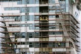 W trzecim kwartale 2022 deweloperzy notowani na GPW sprzedali mniej o połowę mieszkań, ale kursy ich akcji wciąż stabilne