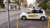 Dwa pojazdy e-kontroli Strefy Płatnego Parkowania jeżdżą po ulicach Szczecina