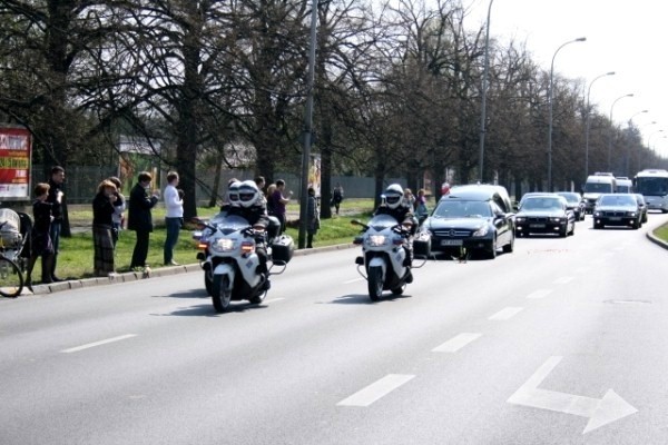 Kondukt z ciałami ofiar przejechał ulicami Warszawy