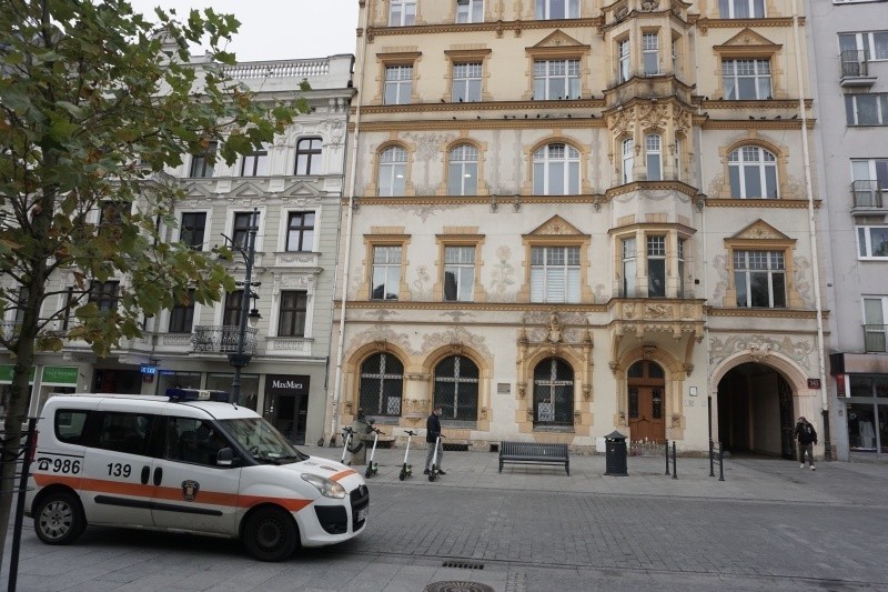 Znicze, wieszaki i straż miejska pod biurem PiS w Łodzi. Manifestacja ma być po południu