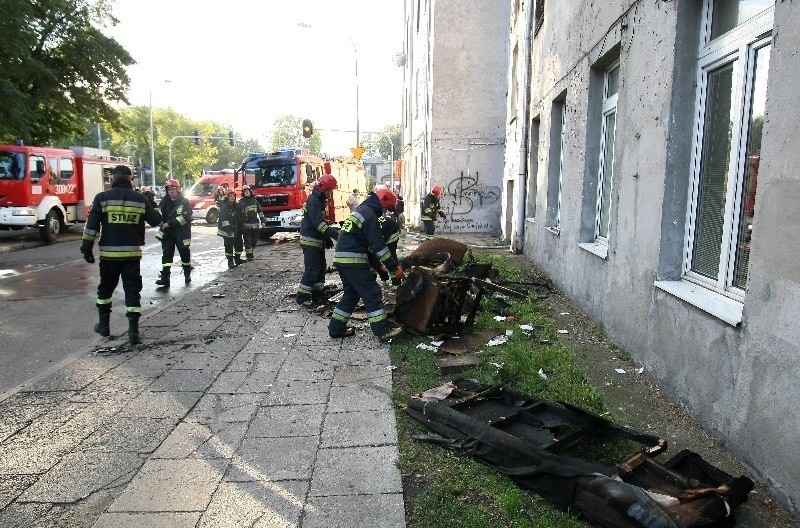 Pożar w kamienicy na ul. Pabianickiej! Spłonęło mieszkanie na II piętrze [FILM, zdjęcia]