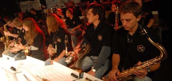 Młodzieżowy big-band został założony w 2001 roku Trafiają do niego najzdolniejsi uczniowie oleskiej szkoły muzycznej.