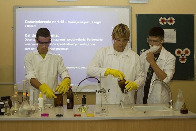 Uczniowie zaprezentowali gościom między innymi wyposażenie laboratorium chemicznego.