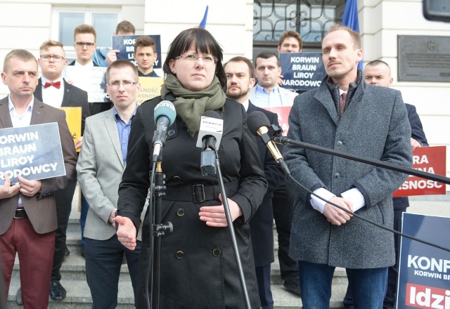 Kaja Godek przed gmachem Urzędu Wojewódzkiego w Radomiu w towarzystwie działacze reprezentujących partie konfederacji.