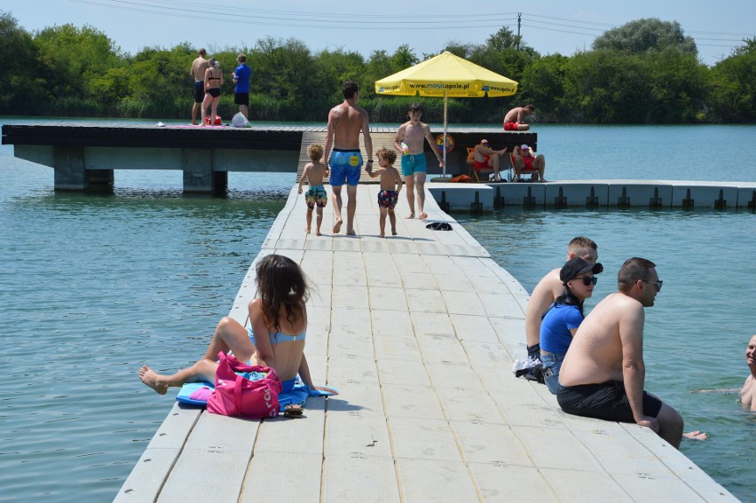 Upalną niedzielę wielu Opolan spędza nad wodą. Tłumy na opolskim kąpielisku Bolko  