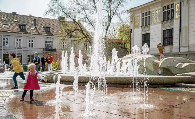 Tańczące strumienie na pl. Szczepańskim przyciągają dzieci