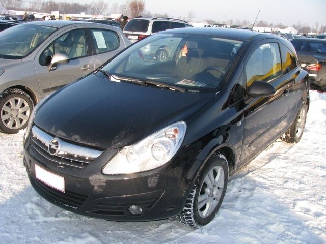 1. Opel corsaSilnik 1,3 diesel. Rok produkcji 2007. Wyposazenie: poduszki powietrzne, wspomaganie kierownicy, alarm, centralny zamek, klimatyzacja, ABS, radioodtwarzacz, wspomaganie kierownicy. Cena 26500 zl.