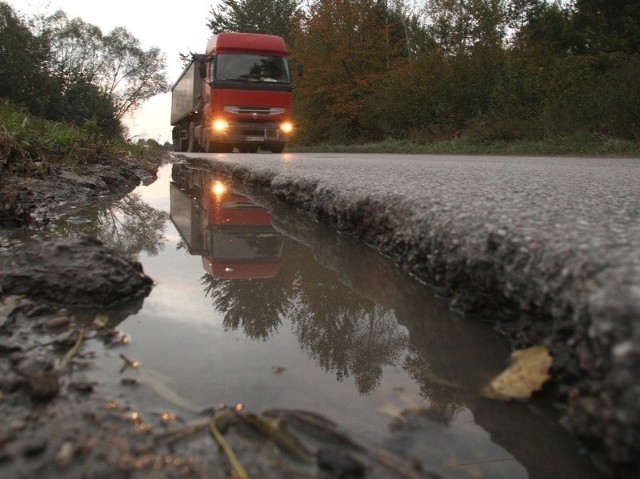 Stan drogi powiatowej w Gnieździskach nie należy do idealnych. Nic dziwnego, że mieszkańcy chcą, aby ją wyremontować.