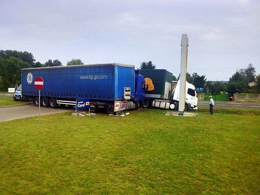 Zderzenie dwóch ciężarówek pod Brzezinami! [zdjęcia]