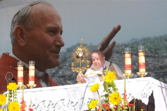 Zdaniem księdza Tadeusza Isakowicza-Zaleskiego specjalna komisja powinna wyjaśnić wszystkie wątpliwości dotyczące kardynała Stanisława Dziwisza z czasów, kiedy był sekretarzem papieża św. Jana Pawła II.