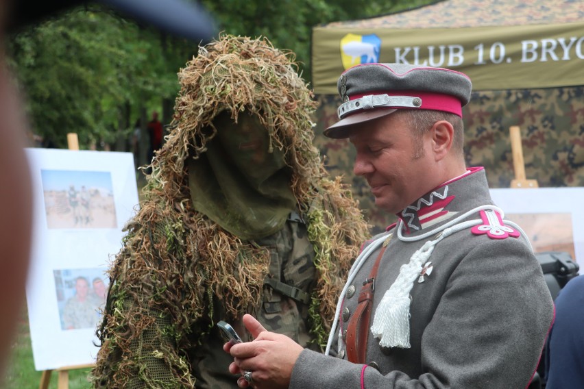 W Opolu zorganizowano festyn z okazji Święta Wojska Polskiego. Prezentowany jest ciężki sprzęt i wyposażenie osobiste