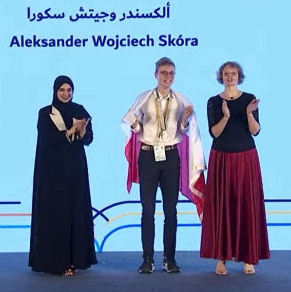 Aleksander Skóra, uczeń Publicznego Liceum Ogólnokształcącego Politechniki Łódzkiej zdobył srebrny medal na 34. Międzynarodowej Olimpiadzie Biologicznej, która odbyła się w Zjednoczonych Emiratach Arabskich. Znalazł się wśród najlepszych młodych biologów na świecie. W czasie ceremonii wręczania medali wszedł na podium, trzymając polską flagę.