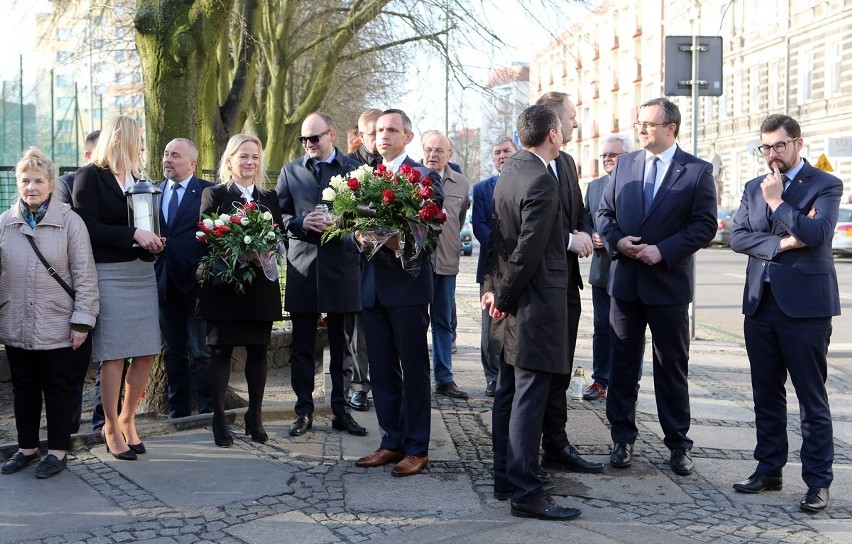 Ósma rocznica katastrofy smoleńskiej. Obchody w Szczecinie [ZDJĘCIA]