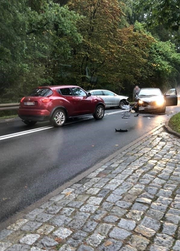 Poważny wypadek na ul. Zegadłowicza w Szczecinie. Dwie osoby trafiły do szpitala