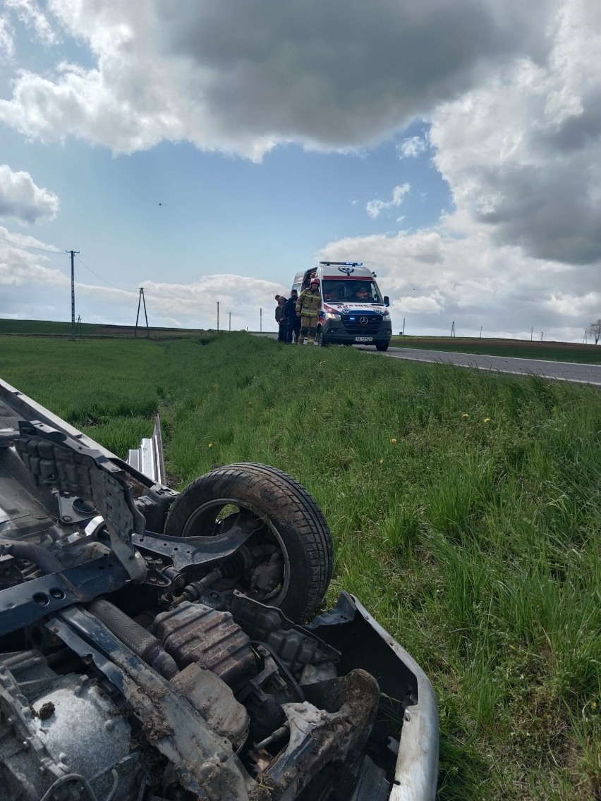 Samochód dachował na drodze w miejscowości Stawiszyce. Ranna jedna osoba