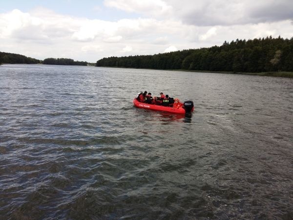 W poniedziałek rano do pomocy policjantom i strażakom na łodziach motorowych przybyli płetwonurkowie z Włocławka