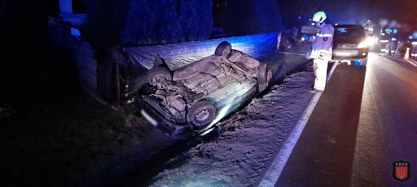 Wypadek w Zatorze. Na ul. Krakowskiej w ciągu drogi krajowej 44 samochód osobowy dachował w rowie [ZDJĘCIA]
