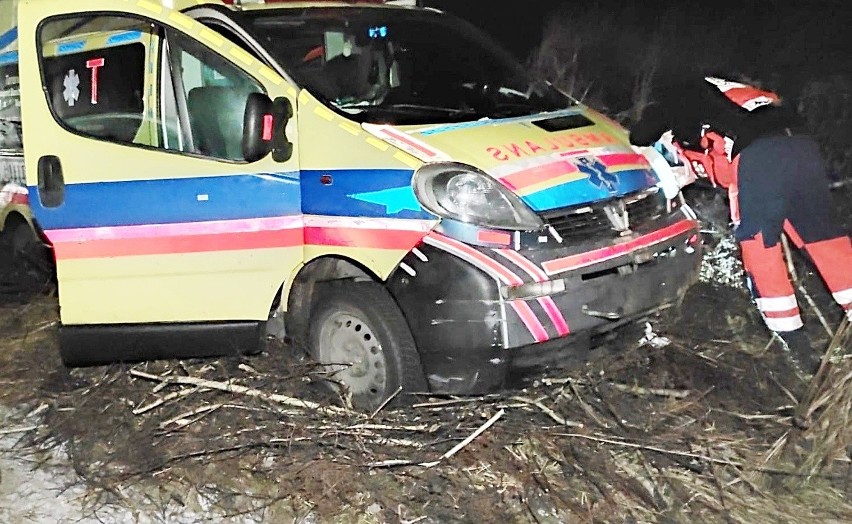 Karetka z organami wylądowała w polu. Winne złe oznakowanie...