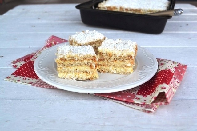 Pyszne ciasto bez pieczenia - Rafaello na herbatnikach, z masą budyniową i kokosem. Zobaczcie przepis.