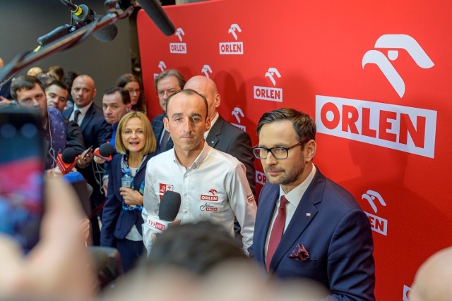 Podczas briefingu prasowego w siedzibie PKN Orlen w Warszawie, oficjalnie ogłoszono, że poza rolą kierowcy testowego i rezerwowego w zespole Alfa Romeo w Formule 1, Robert Kubica będzie się ścigał w niemieckiej serii Deutsche Tourenwagen Masters (DTM).Fot.Orlen