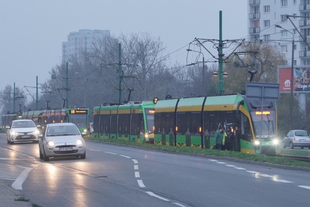 Poranek 5 listopada rozpoczął się od kolizji samochodu osobowego z tramwajem linii 10, kursującym w stronę Dębca.