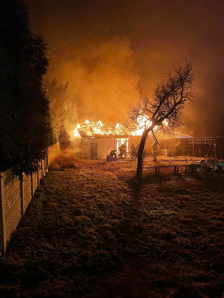 Pożar w Stąporkowie. Płonął budynek gospodarczy [ZDJĘCIA]