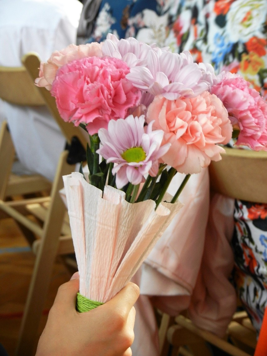 Kobiety uwielbiają kwiaty, jest to świetny prezent także na...