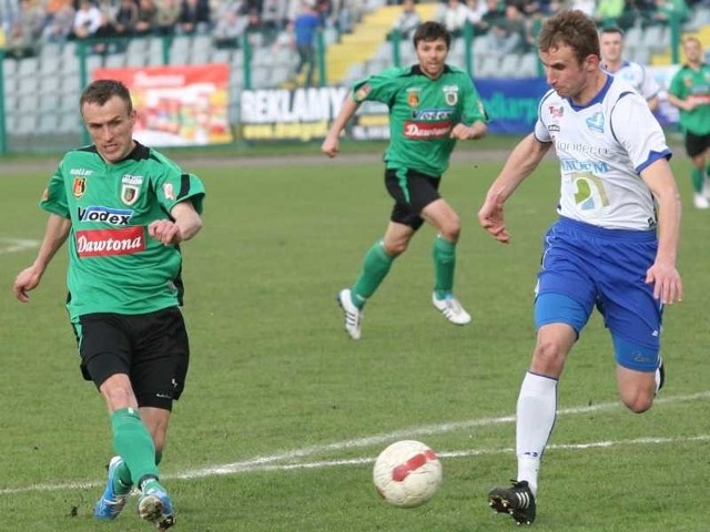 Tak padł pierwszy gol dla Stali Stalowa Wola w meczu ze Stalą Rzeszów, po strzale Wojciecha Białka (z lewej).