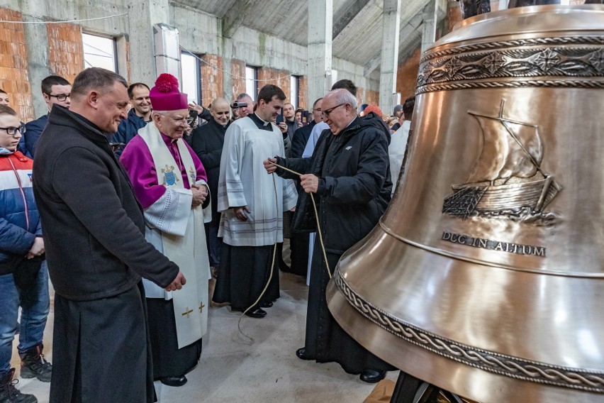 Poświęcenie dzwonu św. Jana Pawła II na Ruczaju w Krakowie. Już rozległy się pierwsze jego dźwięki w budowanym kościele