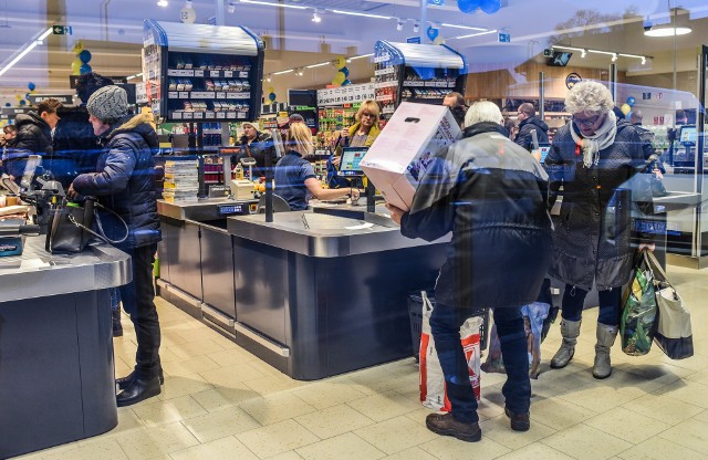 13 grudnia rano otwarto na bydgoskim Okolu, przy ul. Grunwaldzkiej, nowy sklep sieci Lidl. Zainteresowanie promocjami temu towarzyszącymi jest spore. Zobaczcie zdjęcia z pierwszej godziny po jego otwarciu. Przeczytaj też: W najbliższy czwartek otwarcie nowego Lidla w BydgoszczyPrzypomnijmy, na terenie Polski sieć Lidl posiada już ponad 630 swoich obiektów.LICZ SIĘ ZE ŚWIĘTAMI - ŚWIĘTA NA WYJEŹDZIE.