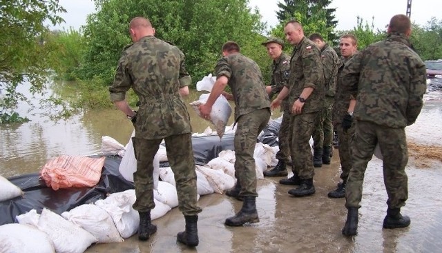 Nasi żołnierze biorą udział w akcji ratowniczej na najtrudniejszych, najbardziej zagrożonych odcinkach i regionach dotkniętych powodzią.