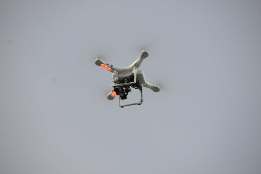 Tajemniczy dron budzi niepokój. Ktoś zagląda do wnętrza mieszkań w Mierzynie