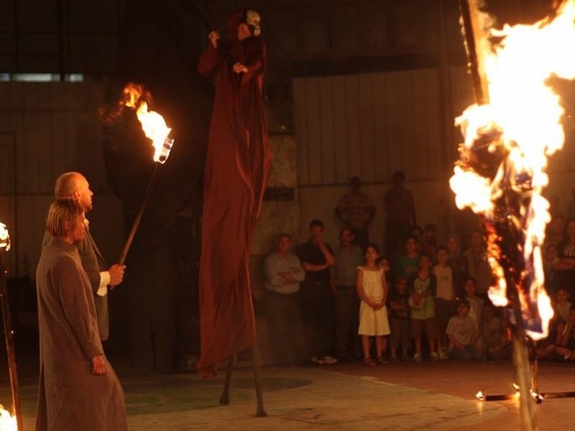 Spektakl uliczny "Carmen funebre" pokaże w Ostrołęce znany w świecie teatr Biuro Podróży