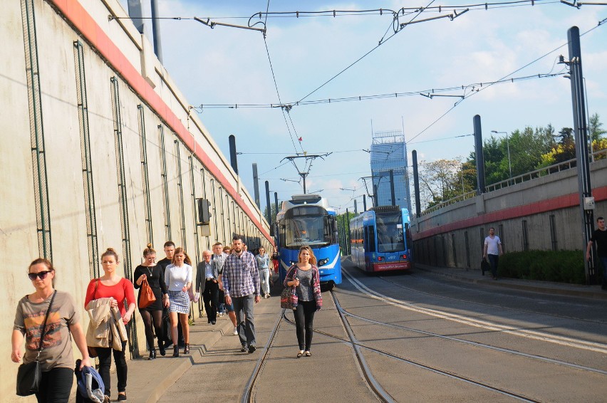 Kraków. Pasażerowie musieli przepychać tramwaj aby jechać dalej [ZDJĘCIA]