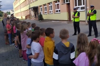 Bezpieczni na drodze - policjanci z Szydłowca na lekcjach w szkołach