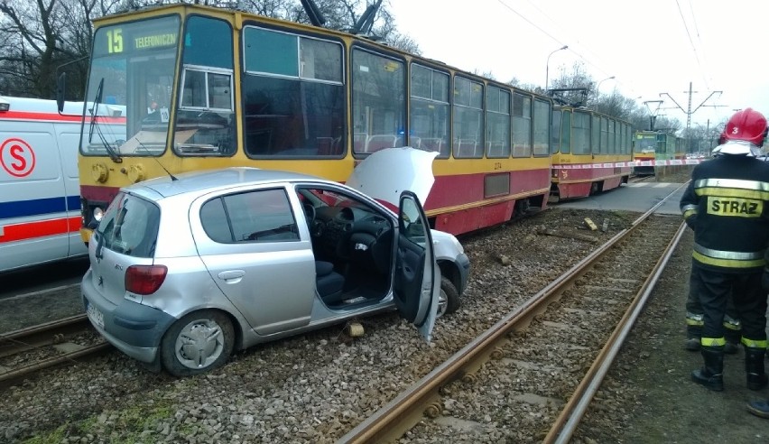 Wypadek na Politechniki. Toyotą wjechała pod tramwaj [ZDJĘCIA+FILM]