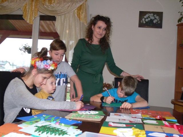 Iwona Piskor dyrektor Domu dla Dzieci i Młodzieży - Centrum Administracyjnego Dom&oacute;w dla Dzieci i Młodzieży w Łoniowie zapewnia, że dzieci pisząc listy, miały nadzieję, że ich marzenia spełnią się.